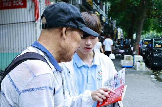 普法调研团在集市发放普法宣传册